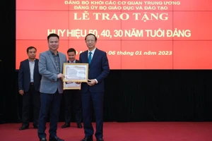 Thay mặt Đảng bộ Báo Giáo dục & Thời đại, đồng chí Triệu Ngọc Lâm – Bí thư Đảng uỷ Báo (bên trái) nhận Giấy khen của Đảng ủy Bộ GD&ĐT do Thứ trưởng Phạm Ngọc Thưởng - Bí thư Đảng ủy Bộ trao tặng.