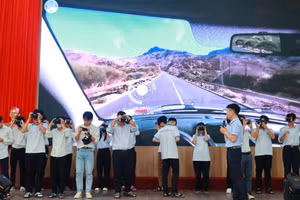Sinh viên thực hành sử dụng kính ảo với video 360 độ để trải nghiệm về tác động của rượu bia đối với hiệu năng lái xe.