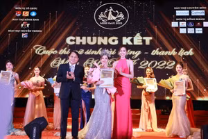 PGS.TS Lê Hồng Quân – Bí thư Đảng ủy, Chủ tịch Hội đồng trường và Hoa hậu Việt Nam 2020 Đỗ Thị Hà trao Vương miện Hoa khôi cho nữ sinh Phan Kim Ngân. 