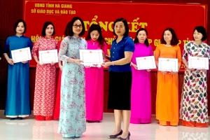 Cô Nguyễn Thị Lan Hương nhận danh hiệu giáo viên THPT chủ nhiệm lớp giỏi cấp tỉnh, năm học 2022 - 2023.