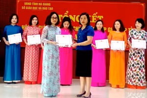 Cô Nguyễn Thị Lan Hương nhận danh hiệu giáo viên THPT chủ nhiệm lớp giỏi cấp tỉnh, năm học 2022 - 2023.