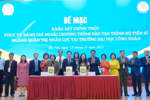 Trưởng đoàn đánh giá ngoài, Giám đốc Trung tâm Kiểm định chất lượng giáo dục (Hiệp hội Các trường ĐH, CĐ Việt Nam) và Hiệu trưởng Trường ĐH Công đoàn ký biên bản khảo sát chính thức.