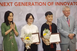 Học sinh Vi Thanh Nhật và Đỗ Ngọc Ánh được nhận học bổng danh giá Trái tim Sư tử.