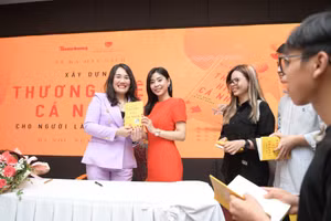 Tác giả Nguyễn Mến tặng sách cho bạn đọc.