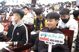 Đông đảo học sinh, sinh viên Trường Cao đẳng Giao thông Vận tải Trung ương I tham gia chương trình.