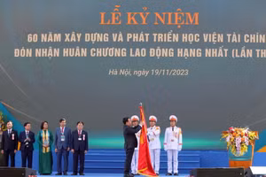 Chủ tịch Quốc hội Vương Đình Huệ trao Huân chương Lao động hạng Nhất lần thứ 3 cho Học viện Tài chính.