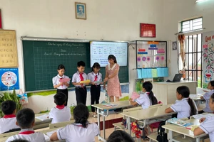 Cô - trò Trường tiểu học thị trấn Rạng Đông (Nghĩa Hưng, Nam Định).