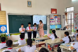 Cô - trò Trường tiểu học thị trấn Rạng Đông (Nghĩa Hưng, Nam Định).