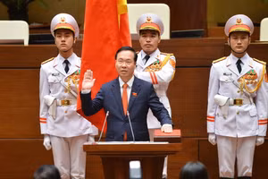 Tân Chủ tịch nước Võ Văn Thưởng thực hiện nghi thức tuyên thệ nhậm chức.