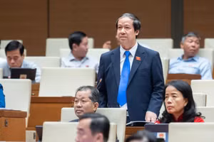 Bộ trưởng Nguyễn Kim Sơn trao đổi tại Phiên chất vấn và trả lời chất vấn sáng 8/11.