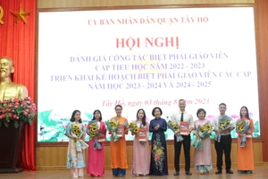 Bà Lê Thị Thu Hằng – Thành ủy viên, Bí thư quận ủy, Chủ tịch HĐND quận Tây Hồ trao quyết định biệt phái cho các giáo viên THCS.