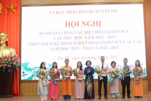 Bà Lê Thị Thu Hằng – Thành ủy viên, Bí thư quận ủy, Chủ tịch HĐND quận Tây Hồ trao quyết định biệt phái cho các giáo viên THCS.