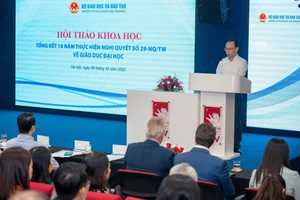 Thứ trưởng Bộ GD&ĐT Hoàng Minh Sơn phát biểu tại Hội thảo.