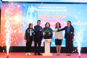 Thứ trưởng Bộ GD&ĐT Ngô Thị Minh và Hiệu trưởng Trường ĐH Mở Hà Nội Nguyễn Thị Nhung cùng đại diện đoàn thanh niên, hội sinh viên, sinh viên của Trường ĐH Mở Hà Nội bấm nút khởi động Cuộc thi “Học viên, sinh viên với ý tưởng khởi nghiệp - HOU.SV.STARTUP” năm 2023.