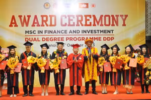 PGS.TS Nguyễn Trọng Cơ - Giám đốc Học viện Tài chính và ông Raj Dass - Đại diện hợp tác quốc tế khu vực Đông Nam Á (Trường Đại học Greenwich) trao bằng tốt nghiệp cho tân ThS MSc. Ảnh: Đức Việt.