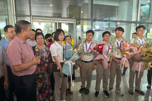 Nguyễn Mạnh Khôi (thứ hai từ phải qua trái) cùng các thành viên trong đoàn Olympic Hóa học Quốc tế năm 2023 trở về nước sau khi giành thành tích cao tại đấu trường trí tuệ.