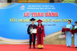 PGS.TS Nguyễn Thị Nhung trao bằng tốt nghiệp cho các tân cử nhân, kỹ sư.