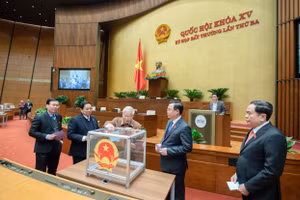 Các đại biểu Quốc hội bỏ phiếu tín nhiệm.