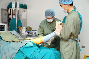 Các bác sĩ của Bệnh viện Tuệ Tĩnh (Học viện Y dược học cổ truyền Việt Nam) gây tê và sát trùng cho bệnh nhân trước khi thực hiện phẫu thuật nội soi.