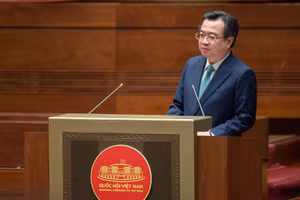 Bộ trưởng Bộ Xây dựng Nguyễn Thanh Nghị, thừa ủy quyền của Thủ tướng Chính phủ trình bày Tờ trình về dự án Luật Nhà ở (sửa đổi).
