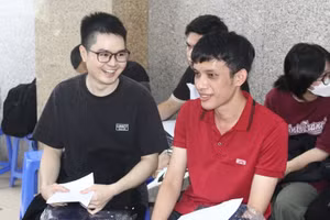 Sinh viên Đỗ Xuân Công (ngoài cùng bên trái, hàng 1) phấn khởi tham gia ngày hội tư vấn và giới thiệu việc làm do Học viện Y dược học cổ truyền Việt Nam tổ chức chiều 29/8.