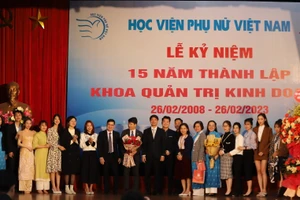 PGS.TS Trần Quang Tiến – Giám đốc Học viện Phụ nữ Việt Nam chúc mừng tập thể Khoa Quản trị kinh doanh.