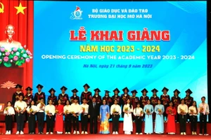 PGS.TS Huỳnh Văn Chương và PGS.TS Nguyễn Thị Nhung trao thưởng cho sinh viên thủ khoa tốt nghiệp và thủ khoa đầu vào năm học 2023 - 2024,