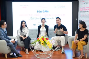 MC Hạnh Phúc (thứ hai từ phải qua trái), Hoa hậu Đỗ Thị Hà, bác sĩ Trương Tố Quyên tại chương trình Tọa đàm "Giới trẻ làm thiện nguyện: Từ tâm hay làm màu”.