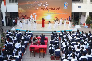 Tiết sinh hoạt dưới cờ của Trường THPT Hoàng Cầu với chủ đề: Trách nhiệm với gia đình mang: Nơi ấy con con tìm về.