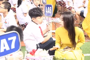 Cô - trò Trường tiểu học Vĩnh Tuy (Hai Bà Trưng, Hà Nội).