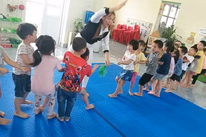 Cô - trò Trường mầm non Liên Hồng (TP Hải Dương).