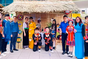 Giảng viên, sinh viên hào hứng tham gia Ngày hội Mở và hội nhập.