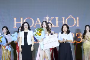 GS.TS Nguyễn Thị Lan - Giám đốc Học viện Nông nghiệp Việt Nam và chị Hoàng Thanh Tâm - Phó Chủ tịch thường trực Hội Sinh viên TP. Hà Nội trao Vương miện Hoa khôi và giải thưởng cho thí sinh Nguyễn Thị Thanh Hằng.