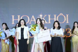 GS.TS Nguyễn Thị Lan - Giám đốc Học viện Nông nghiệp Việt Nam và chị Hoàng Thanh Tâm - Phó Chủ tịch thường trực Hội Sinh viên TP. Hà Nội trao Vương miện Hoa khôi và giải thưởng cho thí sinh Nguyễn Thị Thanh Hằng.