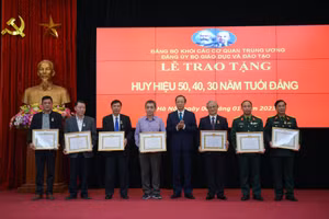 Thứ trưởng Phạm Ngọc Thưởng trao Huy hiệu Đảng cho các đảng viên.