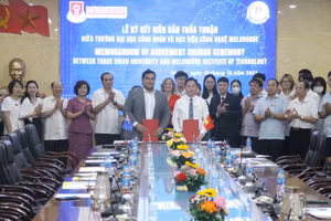 PGS.TS Lê Mạnh Hùng và ông Kunal Malhotra ký kết thỏa thuận hợp tác trước sự chứng kiến của các đại biểu, cán bộ, giảng viên và sinh viên.