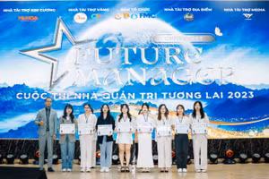 Các thí sinh tham gia Cuộc thi nhận giấy chứng nhận của Ban tổ chức.