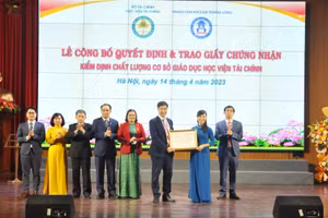 TS Nguyễn Thị Kim Phụng (thứ hai từ phải qua trái) trao Giấy chứng nhận kiểm định chất lượng cơ sở giáo dục cho đại diện ban lãnh đạo Học viện Tài chính.