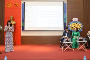 TS Đặng Thị Thu Huệ tham luận tại hội thảo.