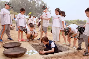 Học sinh trải nghiệm tạo lửa bằng Bếp Hoàng Cầm.