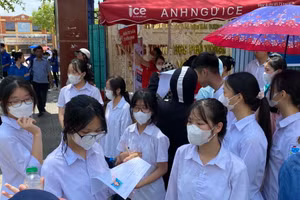 Thí sinh tại điểm thi Trường THPT Nguyễn Văn Cừ.