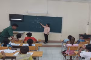 Một lớp học xóa mù chữ do "thầy giáo quân hàm xanh" giảng dạy ở huyện Vĩnh Hưng (Long An).