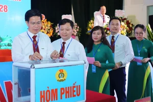 Các đại biểu bầu Ban chấp hành Công đoàn Học viện Nông nghiệp Việt Nam lần thứ XXXIII, nhiệm kỳ 2023 – 2028.