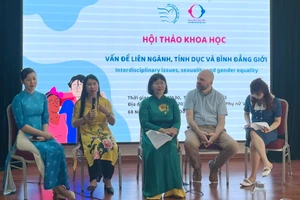 TS Trần Thị Thu Hiền - Phó trưởng Khoa Giới và phát triển, Học viện Phụ nữ Việt Nam chia sẻ tại hội thảo.