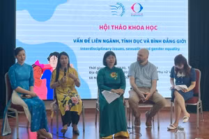 TS Trần Thị Thu Hiền - Phó trưởng Khoa Giới và phát triển, Học viện Phụ nữ Việt Nam chia sẻ tại hội thảo.