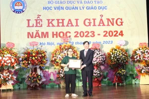 TS Phan Hồng Dương - Phó Giám đốc phụ trách Học viện Quản lý giáo dục trao Giấy khen cho tân sinh viên là thủ khoa đầu vào năm học 2023 - 2024.