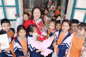 Cô Lê Thị Mùi và học sinh trong ngày Nhà giáo Việt Nam 20/11/2022.