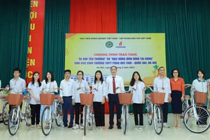 TS Dương Thành Huân (thứ 6 từ phải qua trái) và thầy Nguyễn Thanh Tuấn (thứ 5 từ trái qua phải) trao xe đạp yêu thương” cho học sinh.