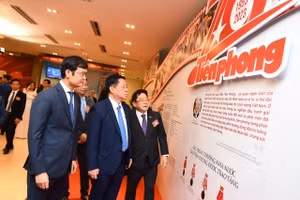 Bí thư Trung ương Đảng, Trưởng Ban Tuyên giáo Trung ương - Nguyễn Trọng Nghĩa (ở giữa, hàng 1) và Ủy viên dự khuyết Trung ương Đảng, Bí thư thứ Nhất Trung ương Đoàn - Bùi Quang Huy (thứ nhất, hàng 1) tham quan "Bức tường lịch sử" báo Tiền Phong.