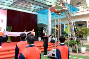 Cô Nguyễn Phương Hoa tiếp nhận ngọn lửa truyền thống của Hội khỏe Phù Đổng từ các học sinh của nhà trường. 
